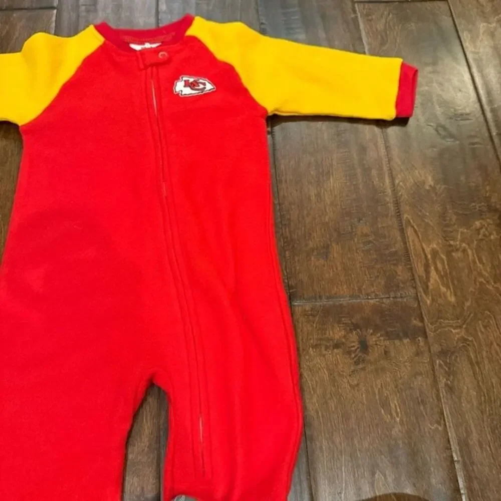 NFL Kansas City Chiefs Blanket Sleeper Onsie Footie size 6-9 Months Football